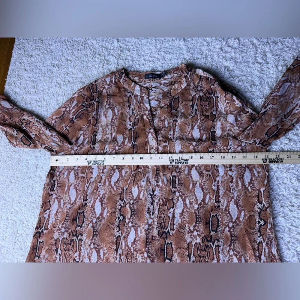 Women's XL Quarter Sleeve Snake Print Blouse